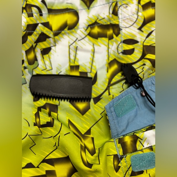 OAKLEY LOGO SURF / SWIM / BOARD SHORTS COMBO WITH WAX COMB & TOOL SZ36 - Picture 4 of 11